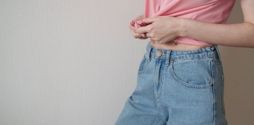 Заставка к статье о том, как ушить джинсы в талии
